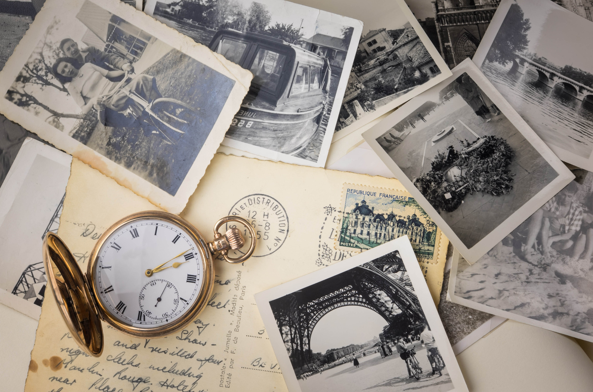 "Ilyen az ember. Egyedüli példány. / Nem élt belőle több és most sem él / s mint fán se nő egyforma-két levél, /a nagy időn se lesz hozzá hasonló." (Kosztolányi Dezső) 